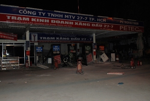Nổ lớn cây xăng, nhiều người vứt xe bỏ chạy